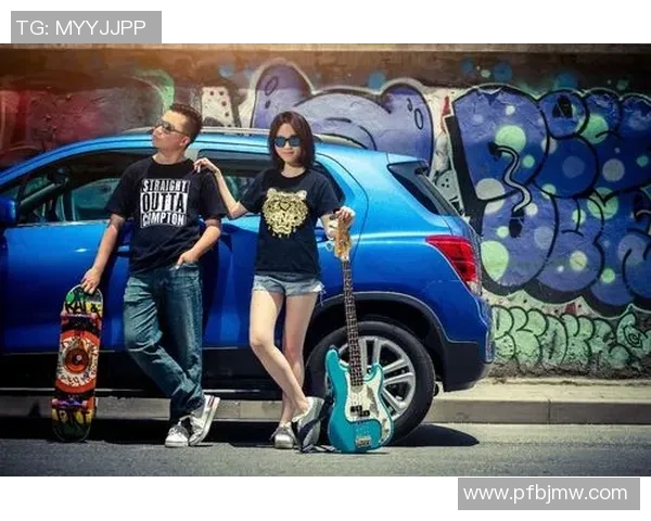 女孩与足球明星甜蜜牵手瞬间展现青春梦想与激情碰撞的美好画面